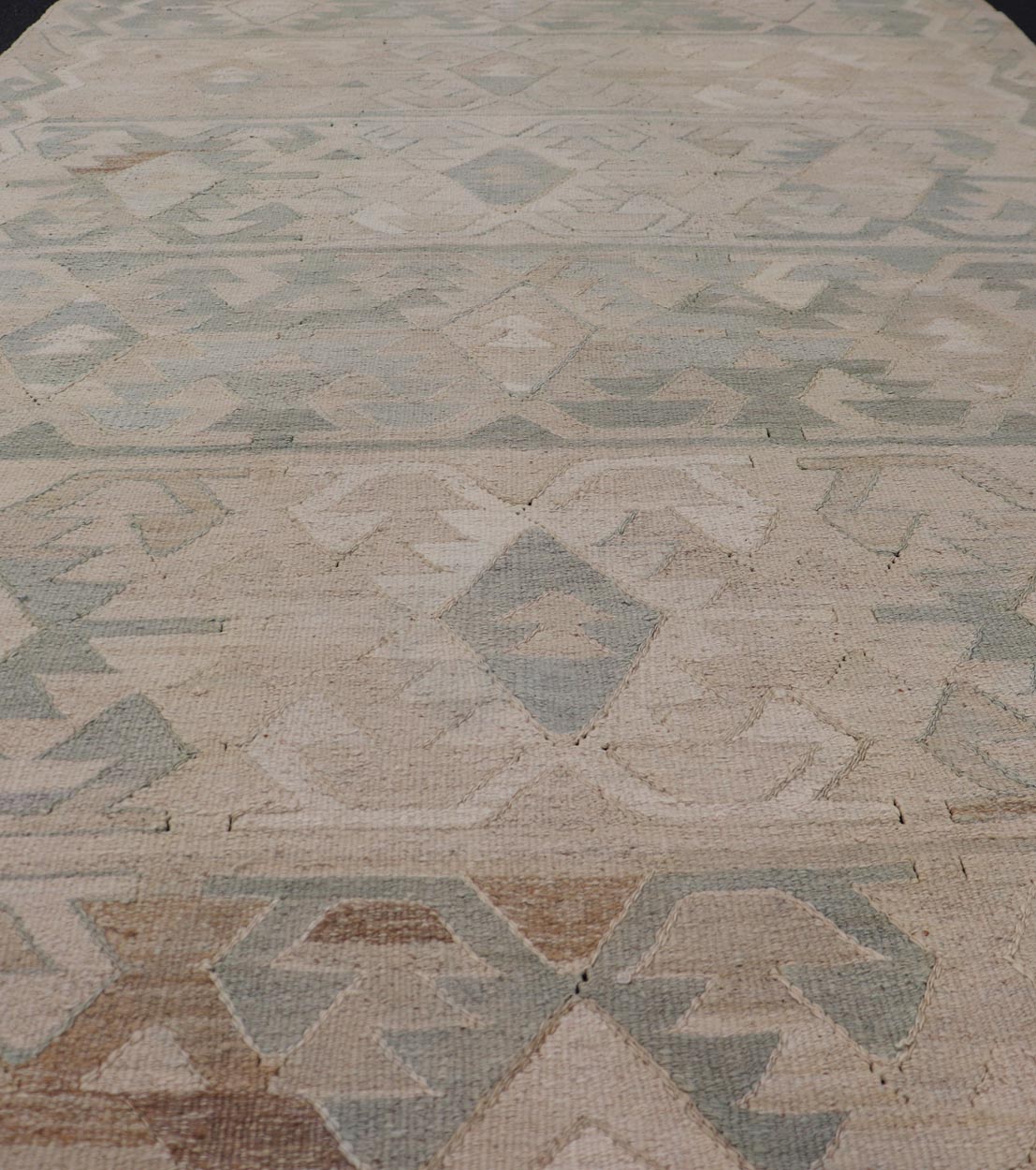 Turkish Vintage Kilim Gallery Rug in Wool with Sub - Geometric Design. Vintage Kilim Rug with All - Over Sub - Geometric Design, Keivan Woven Arts; rug EN - 14006, country of origin / type: Turkey / Kilim, circa 1950. Measures: 5'2 x 9'1 This flat - weave... - Keivan Woven ArtsEN - 14006 - 23929Rug