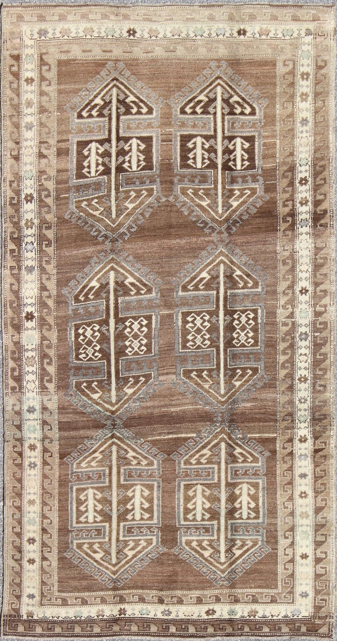 Brown background 1940s Turkish Oushak rug with six tribal medallions, rug en - 140069, country of origin / type: Turkey / Oushak, circa 1940s The brown background of this vintage Oushak rug from Turkey (circa mid - 20th century) is home to six large... - Keivan Woven ArtsEN - 140069 - 5568Rug