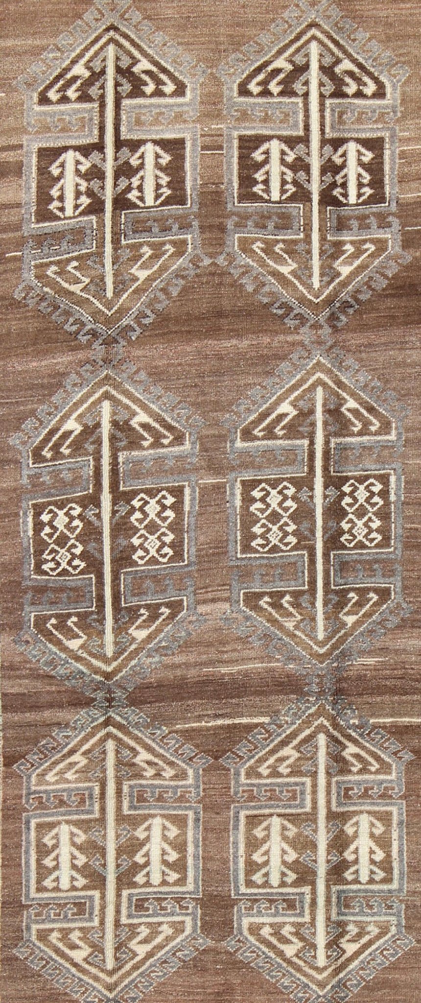 Brown background 1940s Turkish Oushak rug with six tribal medallions, rug en - 140069, country of origin / type: Turkey / Oushak, circa 1940s The brown background of this vintage Oushak rug from Turkey (circa mid - 20th century) is home to six large... - Keivan Woven ArtsEN - 140069 - 5568Rug