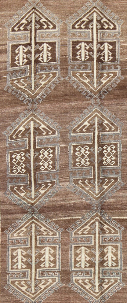 Brown background 1940s Turkish Oushak rug with six tribal medallions, rug en - 140069, country of origin / type: Turkey / Oushak, circa 1940s The brown background of this vintage Oushak rug from Turkey (circa mid - 20th century) is home to six large... - Keivan Woven ArtsEN - 140069 - 5568Rug