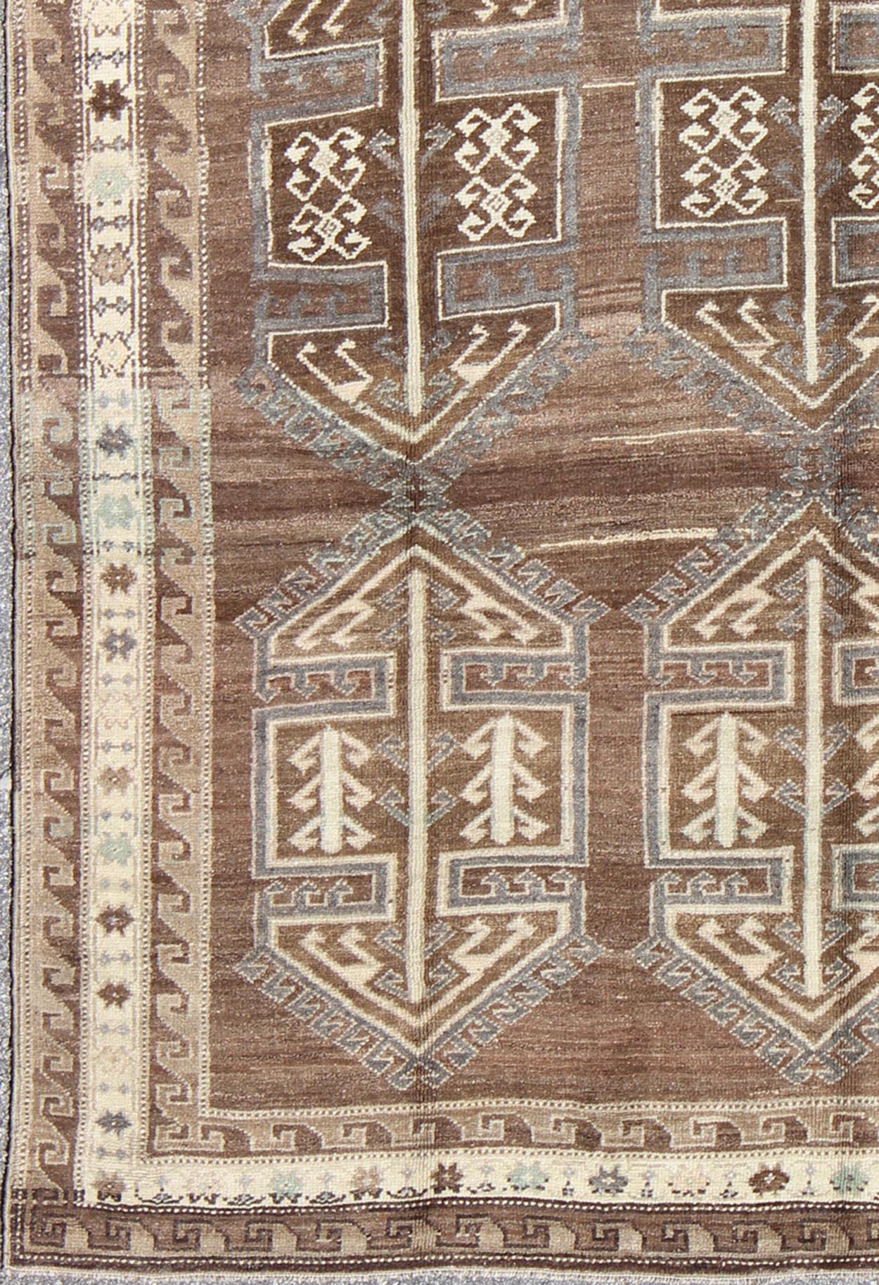Brown background 1940s Turkish Oushak rug with six tribal medallions, rug en - 140069, country of origin / type: Turkey / Oushak, circa 1940s The brown background of this vintage Oushak rug from Turkey (circa mid - 20th century) is home to six large... - Keivan Woven ArtsEN - 140069 - 5568Rug