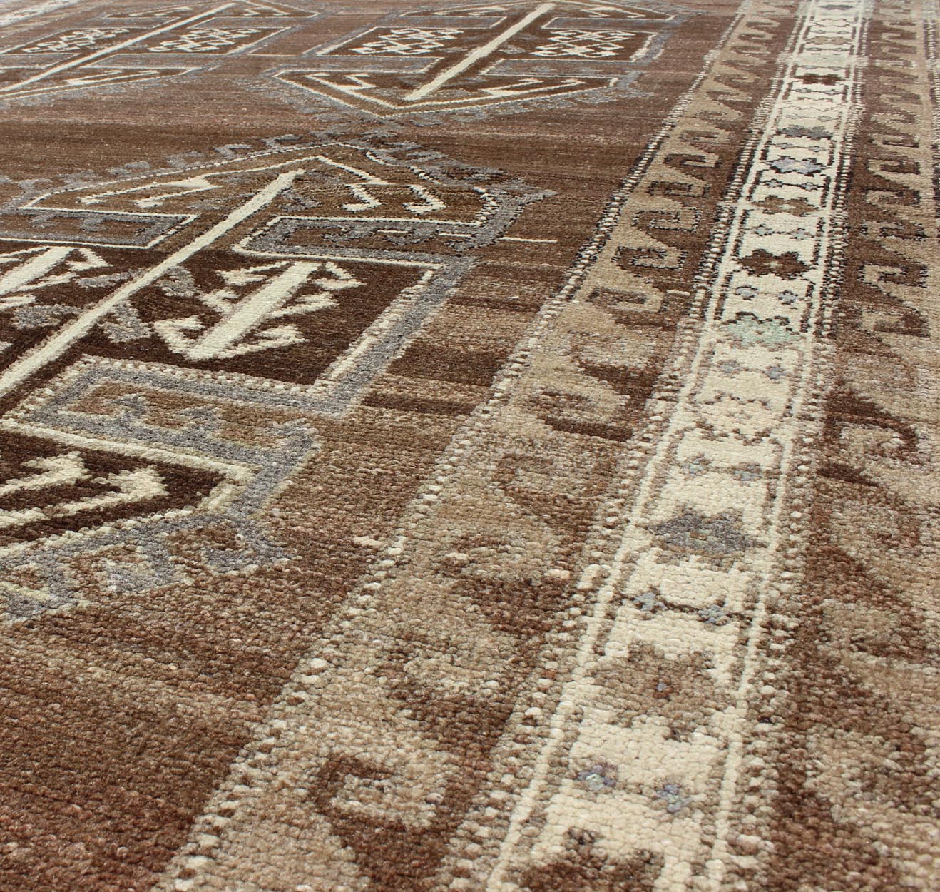 Brown background 1940s Turkish Oushak rug with six tribal medallions, rug en - 140069, country of origin / type: Turkey / Oushak, circa 1940s The brown background of this vintage Oushak rug from Turkey (circa mid - 20th century) is home to six large... - Keivan Woven ArtsEN - 140069 - 5568Rug