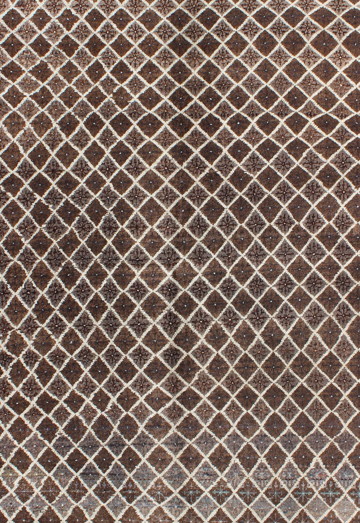 Turkish Rug with Unique Design This vintage Mid - Century Turkish rug features a contemporary design on a predominantly chocolate - brown background with ivory outlines and hints of light icy blue. Measures: 3'9 x 5'4. - Keivan Woven ArtsEN - 140196 - 5582Rug