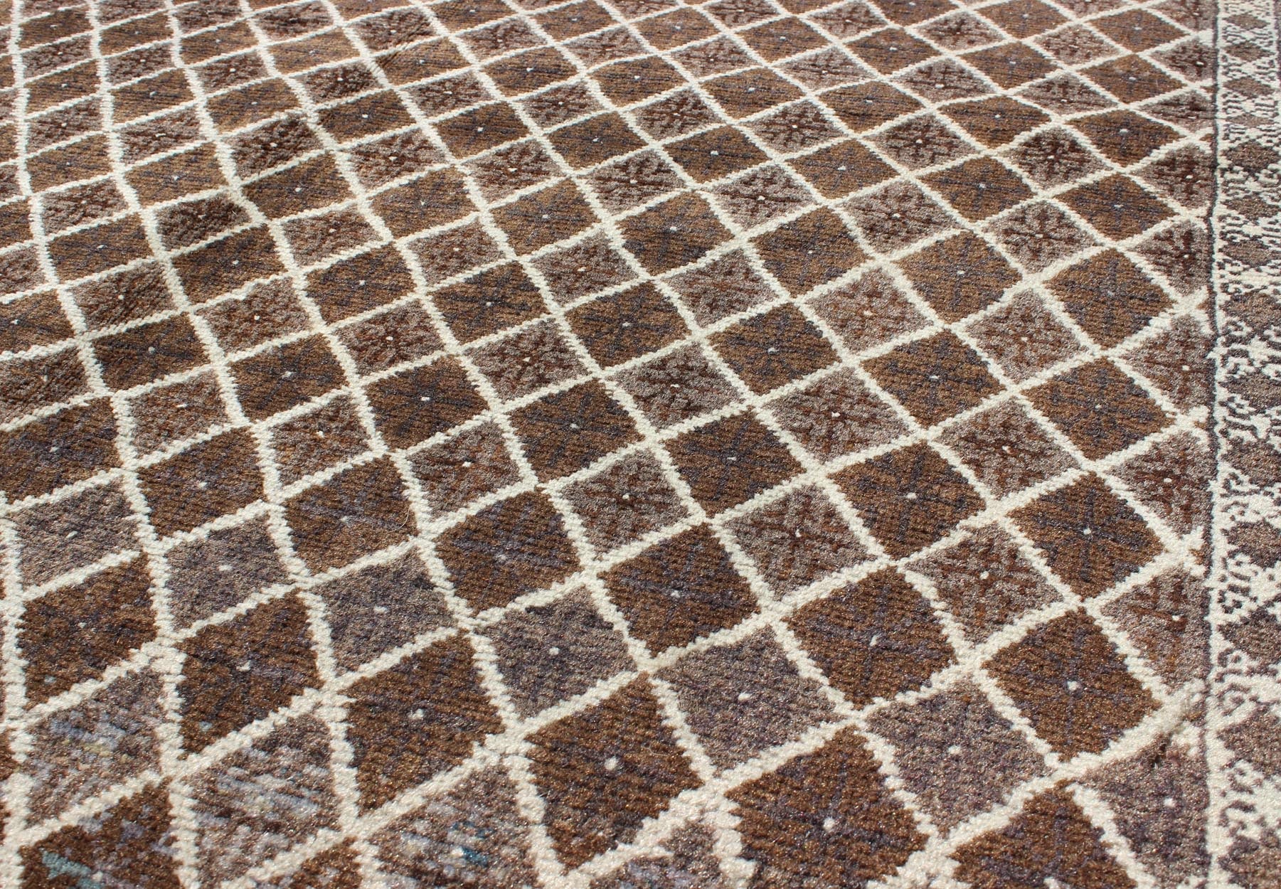 Turkish Rug with Unique Design This vintage Mid - Century Turkish rug features a contemporary design on a predominantly chocolate - brown background with ivory outlines and hints of light icy blue. Measures: 3'9 x 5'4. - Keivan Woven ArtsEN - 140196 - 5582Rug