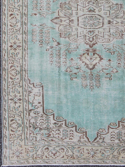 Vintage Oushak Rug with Aqua Blue Color This Turkish Oushak rug displays a unique aqua blue as the main color background. Other colors include brown and light taupe. The bold and geometric design of this Turkish carpet is soften with the use of ... - Keivan Woven ArtsEN - 140205 - 5586Rug