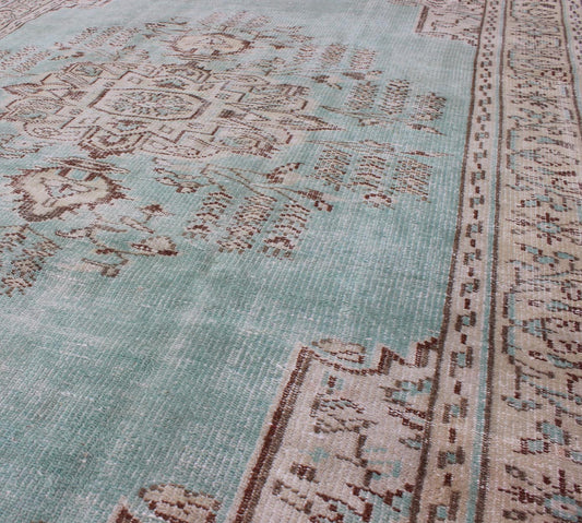Vintage Oushak Rug with Aqua Blue Color This Turkish Oushak rug displays a unique aqua blue as the main color background. Other colors include brown and light taupe. The bold and geometric design of this Turkish carpet is soften with the use of ... - Keivan Woven ArtsEN - 140205 - 5586Rug