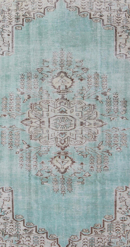 Vintage Oushak Rug with Aqua Blue Color This Turkish Oushak rug displays a unique aqua blue as the main color background. Other colors include brown and light taupe. The bold and geometric design of this Turkish carpet is soften with the use of ... - Keivan Woven ArtsEN - 140205 - 5586Rug