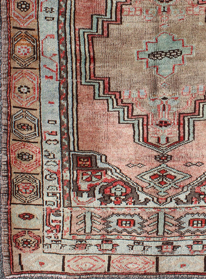 Salmon and pink vintage Turkish Oushak rug with stylized tribal medallion, rug en - 140232, country of origin / type: Turkey / Oushak, circa 1940 This vintage Turkish Oushak rug features an intricately beautiful design with a tribal aesthetic. The... - Keivan Woven ArtsEN - 140232 - 5596Rug