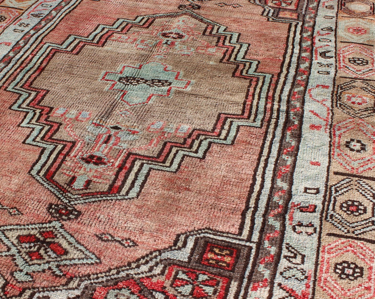 Salmon and pink vintage Turkish Oushak rug with stylized tribal medallion, rug en - 140232, country of origin / type: Turkey / Oushak, circa 1940 This vintage Turkish Oushak rug features an intricately beautiful design with a tribal aesthetic. The... - Keivan Woven ArtsEN - 140232 - 5596Rug