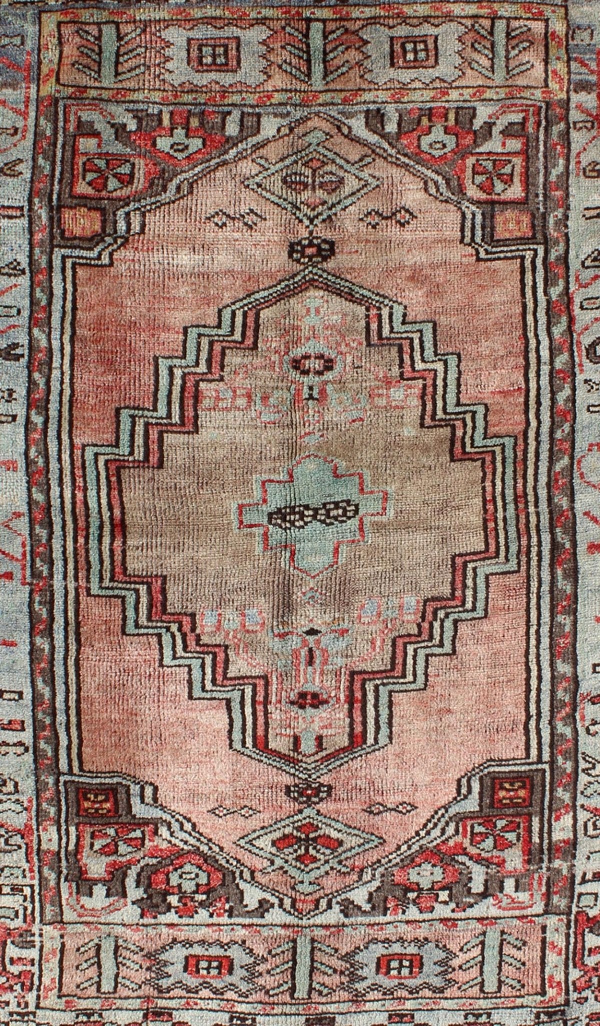 Salmon and pink vintage Turkish Oushak rug with stylized tribal medallion, rug en - 140232, country of origin / type: Turkey / Oushak, circa 1940 This vintage Turkish Oushak rug features an intricately beautiful design with a tribal aesthetic. The... - Keivan Woven ArtsEN - 140232 - 5596Rug