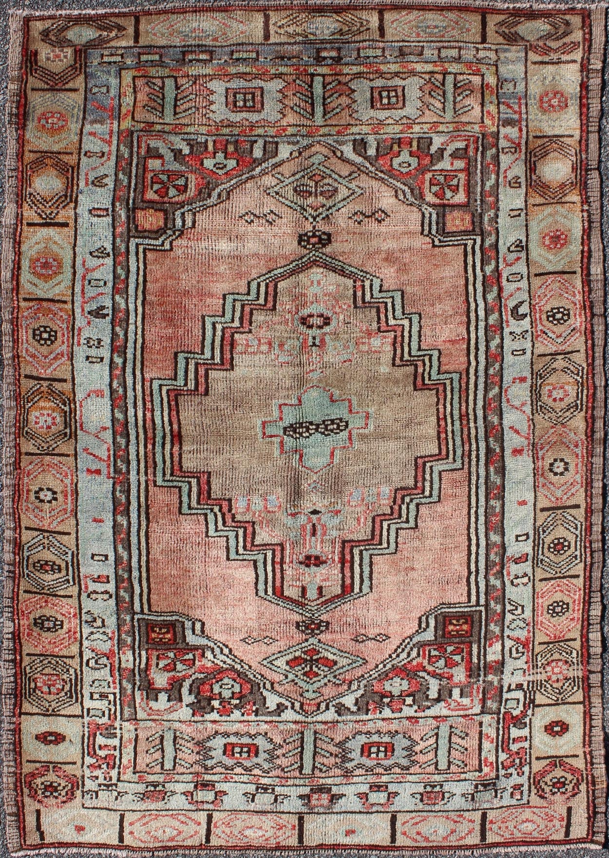 Salmon and pink vintage Turkish Oushak rug with stylized tribal medallion, rug en - 140232, country of origin / type: Turkey / Oushak, circa 1940 This vintage Turkish Oushak rug features an intricately beautiful design with a tribal aesthetic. The... - Keivan Woven ArtsEN - 140232 - 5596Rug