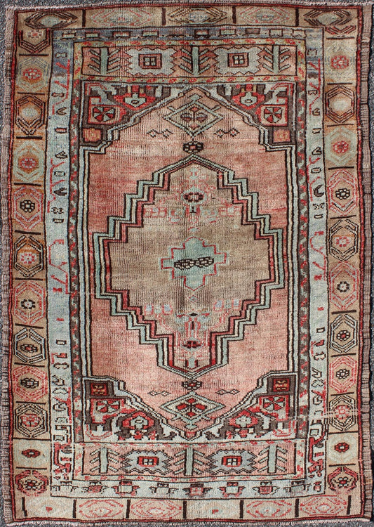 Salmon and pink vintage Turkish Oushak rug with stylized tribal medallion, rug en - 140232, country of origin / type: Turkey / Oushak, circa 1940 This vintage Turkish Oushak rug features an intricately beautiful design with a tribal aesthetic. The... - Keivan Woven ArtsEN - 140232 - 5596Rug