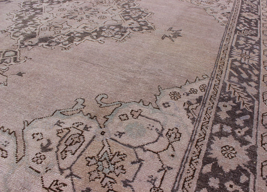Antique Oushak With Medallion design in Lavender, Charcoal Brown, pale blue Antique Oushak With Medallion design. Keivan Woven Arts / rug/ EN - 140261, country of origin / type: Turkey / Oushak, circa 1930's Early - 20th century Measures: 8... - Keivan Woven ArtsEN - 140261 - 5616Rug