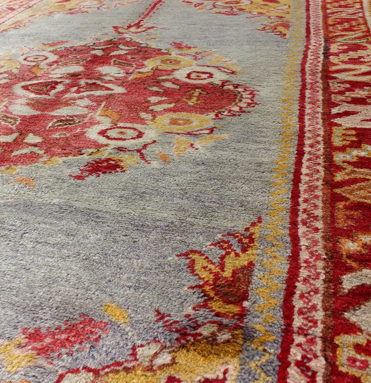 Vintage Turkish Oushak Rug with Floral Medallion & Cornices on Light Gray Field Turkish Oushak Rug with Floral Medallion & Cornices on Light Gray rug/en - 140281 origin/turkey kwarugs This vintage Oushak rug features an intricately beautifu... - Keivan Woven ArtsEN - 140281 - 5622Rug