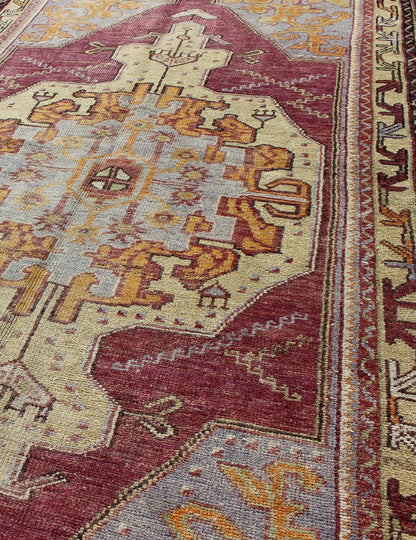 Purple and blue vintage Turkish Oushak rug with layered geometric medallion, rug en - 140282, country of origin / type: Turkey / Oushak, circa 1940 This vintage Turkish Oushak rug features an intricately beautiful design with a tribal aesthetic. T... - Keivan Woven ArtsEN - 140282 - 5626Rug