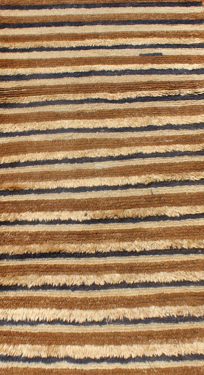 Vintage Turkish Tulu carpet with light brown, light beige/taupe and navy blue stripe pattern, rug EN - 140393. Keivan Woven Arts / country of origin / type: Turkey / Tulu, circa mid - 20th century. Measures: 2'7 x 5'10. Modern Turkish Tulu ru... - Keivan Woven ArtsEN - 140393 - 5638Rug