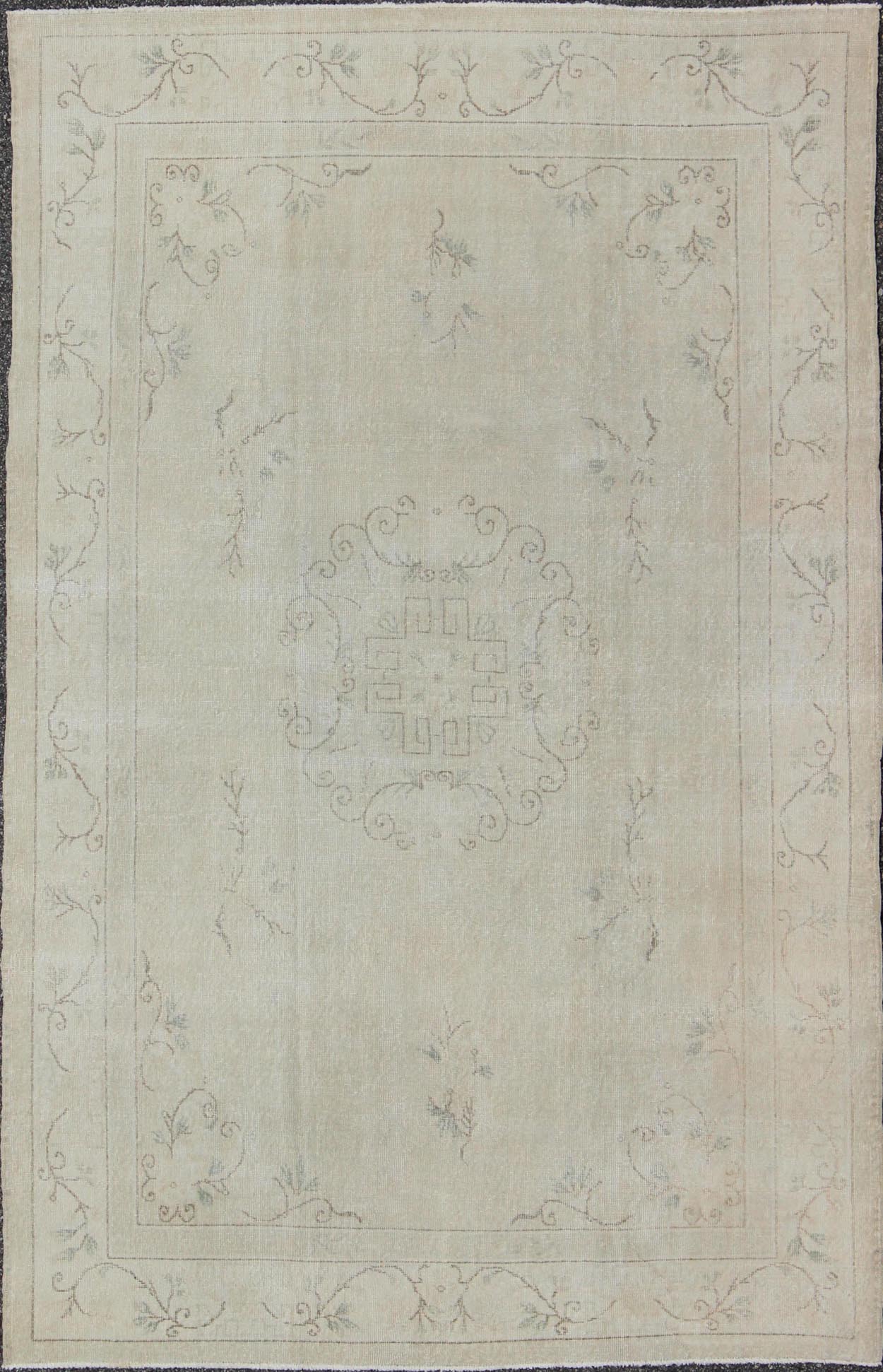 Cream and Light Gray Colored Midcentury Turkish Rug in Medallion Khotan Design. Keivan Woven Arts / rug EN - 140427, country of origin / type: Turkey / Oushak, circa 1950 The design of this beautiful vintage Turkish rug from mid - 20th century is en... - Keivan Woven ArtsEN - 140427 - 5656Rug