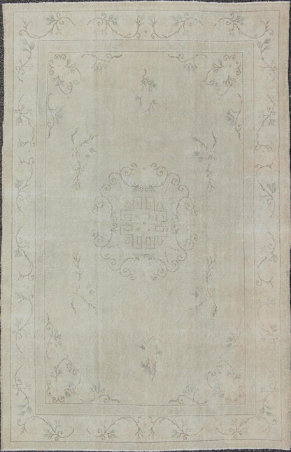 Cream and Light Gray Colored Midcentury Turkish Rug in Medallion Khotan Design. Keivan Woven Arts / rug EN - 140427, country of origin / type: Turkey / Oushak, circa 1950 The design of this beautiful vintage Turkish rug from mid - 20th century is en... - Keivan Woven ArtsEN - 140427 - 5656Rug