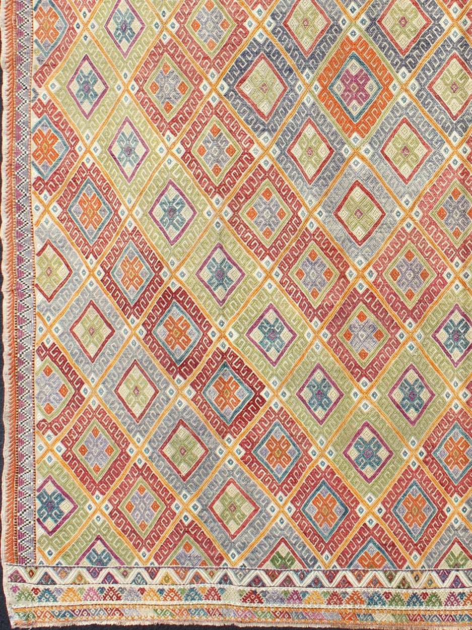 Geometric diamond vintage Turkish Kilim rug, bright and colorful, Vintage Turkish Kilim Rug, Keivan Woven Arts / rug EN - 140534, country of origin / type: Turkey / Kilim, circa 1950. This geometric Kilim from Turkey bears a repeating large diamon... - Keivan Woven ArtsEN - 140534 - 6069Rug