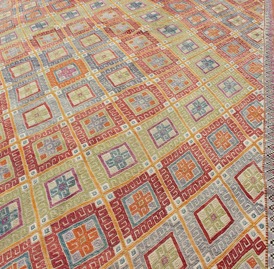 Geometric diamond vintage Turkish Kilim rug, bright and colorful, Vintage Turkish Kilim Rug, Keivan Woven Arts / rug EN - 140534, country of origin / type: Turkey / Kilim, circa 1950. This geometric Kilim from Turkey bears a repeating large diamon... - Keivan Woven ArtsEN - 140534 - 6069Rug