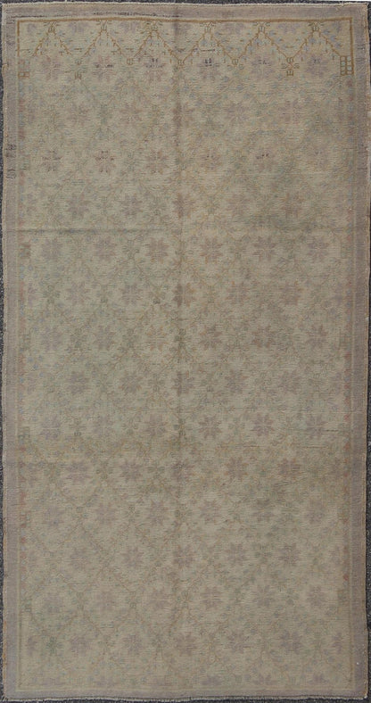 Vintage Turkish Oushak rug with all - over blossoming flower design in taupe, rug en - 140545, country of origin type: Turkey Oushak, circa 1940 This Oushak carpet (circa mid - 20th century) features an all - over pattern of mini blossom - like flowers sp... - Keivan Woven ArtsEN - 140545 - 6081Rug