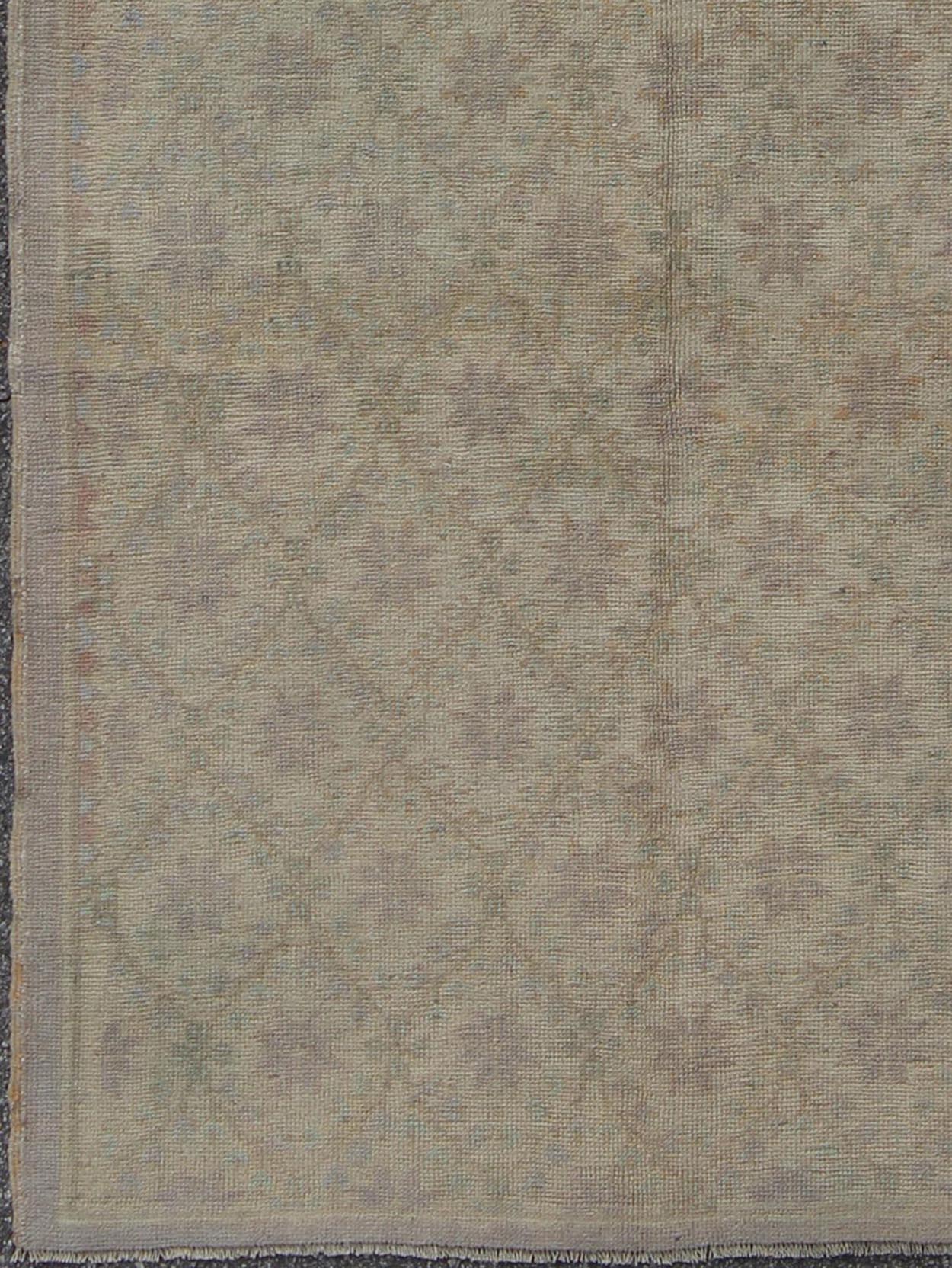 Vintage Turkish Oushak rug with all - over blossoming flower design in taupe, rug en - 140545, country of origin type: Turkey Oushak, circa 1940 This Oushak carpet (circa mid - 20th century) features an all - over pattern of mini blossom - like flowers sp... - Keivan Woven ArtsEN - 140545 - 6081Rug