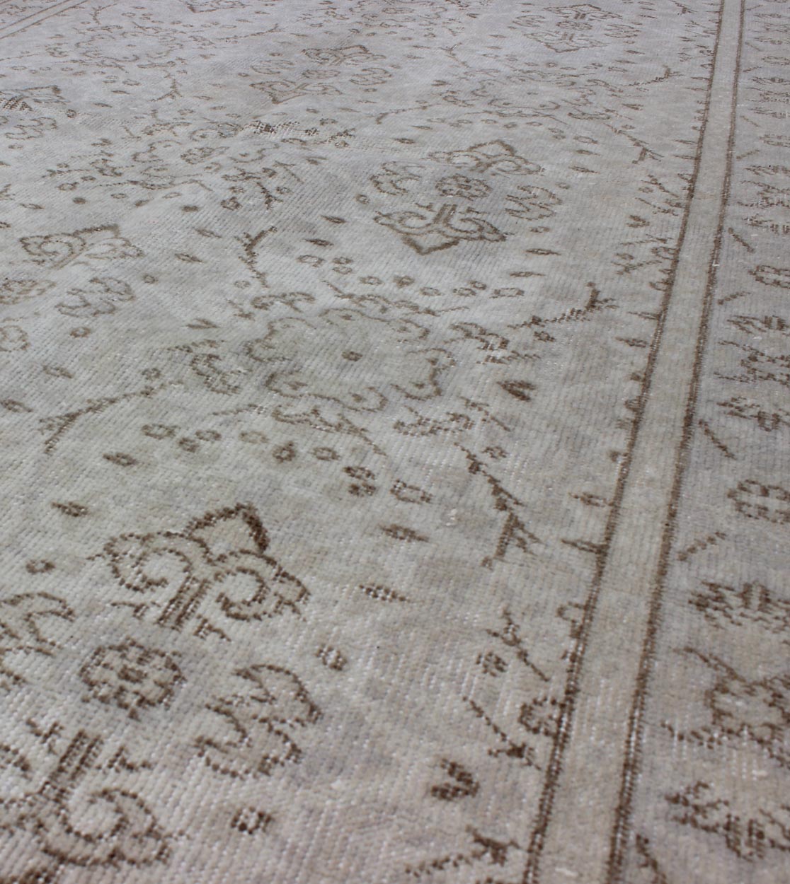 All - Over Design Vintage Turkish Oushak Rug in Shades of Cream and Taupe Measures: 3'7 x 7'0. Stylized all - over design vintage Turkish Oushak rug in shades of cream, Keivan Woven Arts / rug en - 140552, country of origin / type: Turkey / Oushak, ci... - Keivan Woven ArtsEN - 140552 - 6093Rug