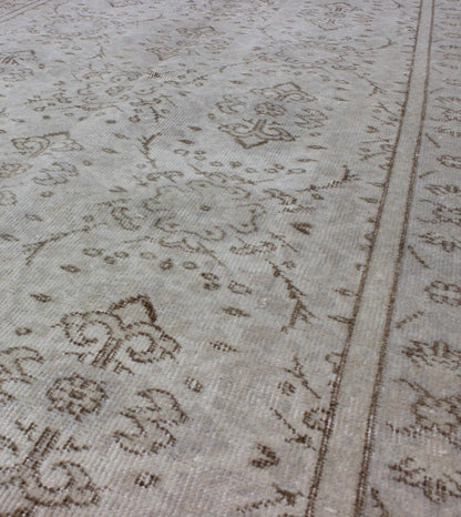 All - Over Design Vintage Turkish Oushak Rug in Shades of Cream and Taupe Measures: 3'7 x 7'0. Stylized all - over design vintage Turkish Oushak rug in shades of cream, Keivan Woven Arts / rug en - 140552, country of origin / type: Turkey / Oushak, ci... - Keivan Woven ArtsEN - 140552 - 6093Rug