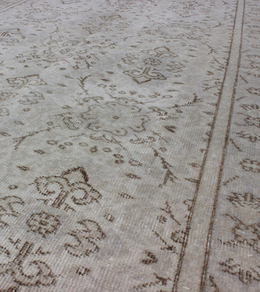 All - Over Design Vintage Turkish Oushak Rug in Shades of Cream and Taupe Measures: 3'7 x 7'0. Stylized all - over design vintage Turkish Oushak rug in shades of cream, Keivan Woven Arts / rug en - 140552, country of origin / type: Turkey / Oushak, ci... - Keivan Woven ArtsEN - 140552 - 6093Rug