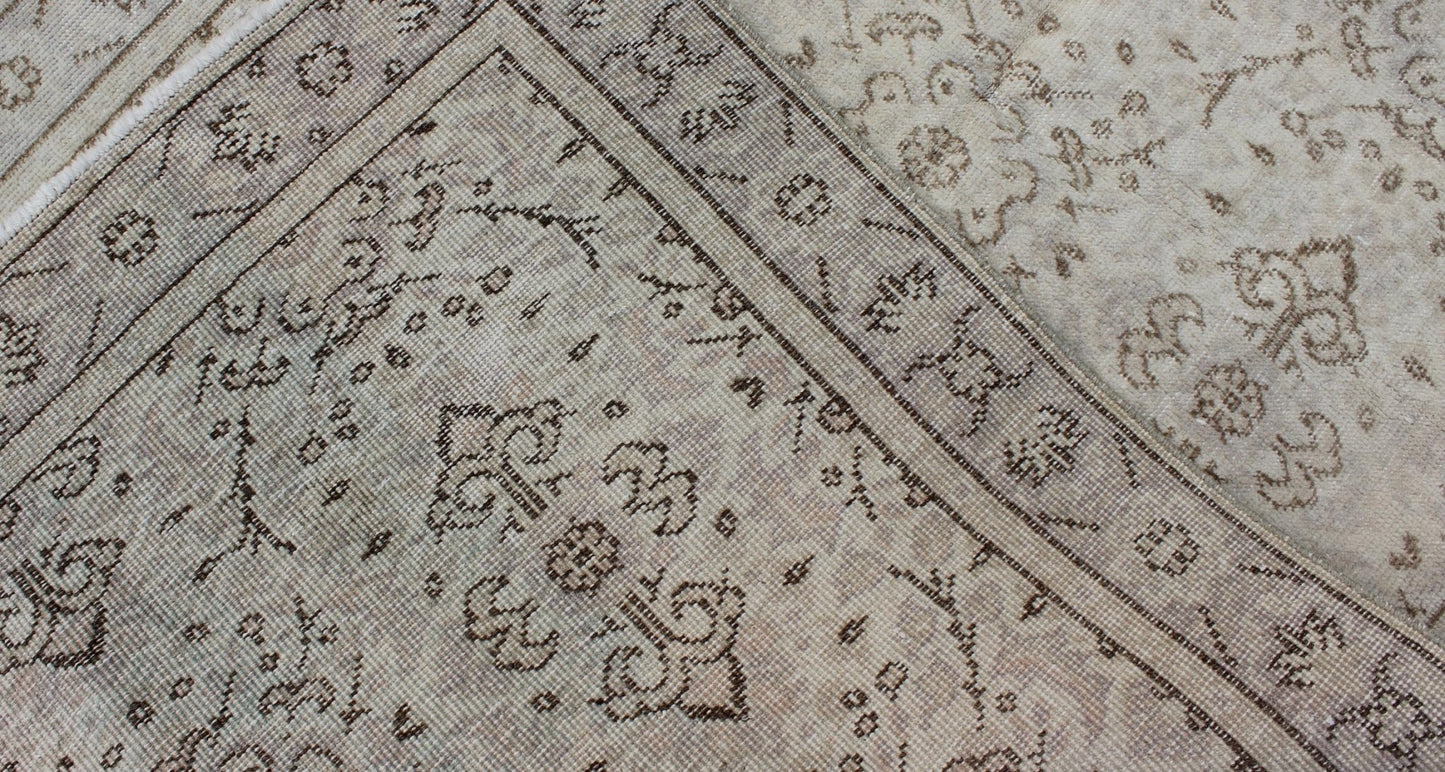 All - Over Design Vintage Turkish Oushak Rug in Shades of Cream and Taupe Measures: 3'7 x 7'0. Stylized all - over design vintage Turkish Oushak rug in shades of cream, Keivan Woven Arts / rug en - 140552, country of origin / type: Turkey / Oushak, ci... - Keivan Woven ArtsEN - 140552 - 6093Rug