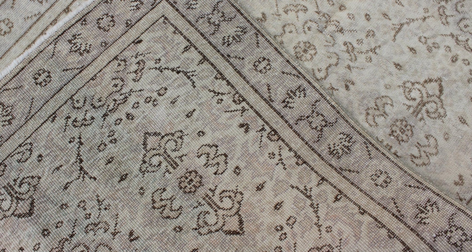 All - Over Design Vintage Turkish Oushak Rug in Shades of Cream and Taupe Measures: 3'7 x 7'0. Stylized all - over design vintage Turkish Oushak rug in shades of cream, Keivan Woven Arts / rug en - 140552, country of origin / type: Turkey / Oushak, ci... - Keivan Woven ArtsEN - 140552 - 6093Rug