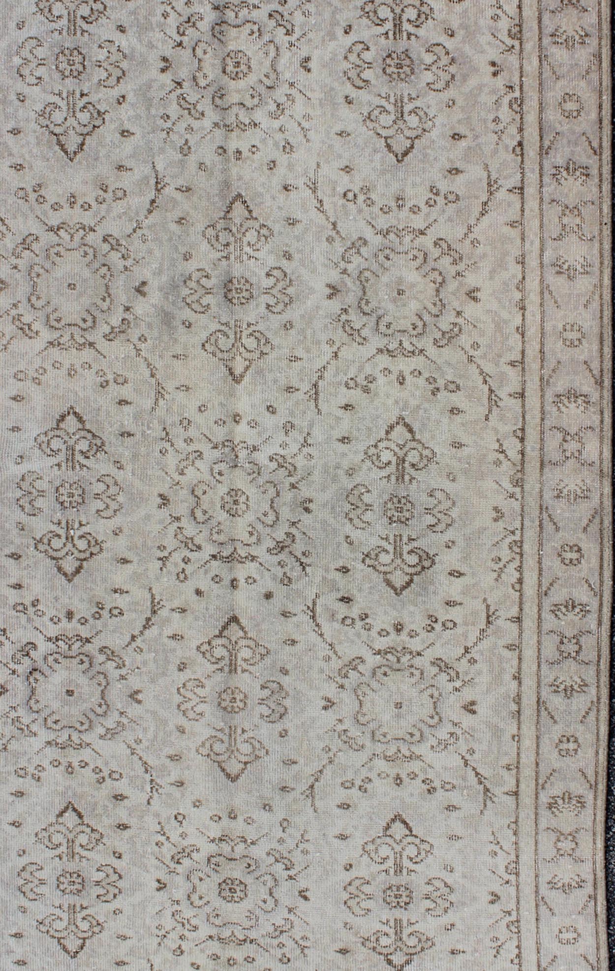 All - Over Design Vintage Turkish Oushak Rug in Shades of Cream and Taupe Measures: 3'7 x 7'0. Stylized all - over design vintage Turkish Oushak rug in shades of cream, Keivan Woven Arts / rug en - 140552, country of origin / type: Turkey / Oushak, ci... - Keivan Woven ArtsEN - 140552 - 6093Rug