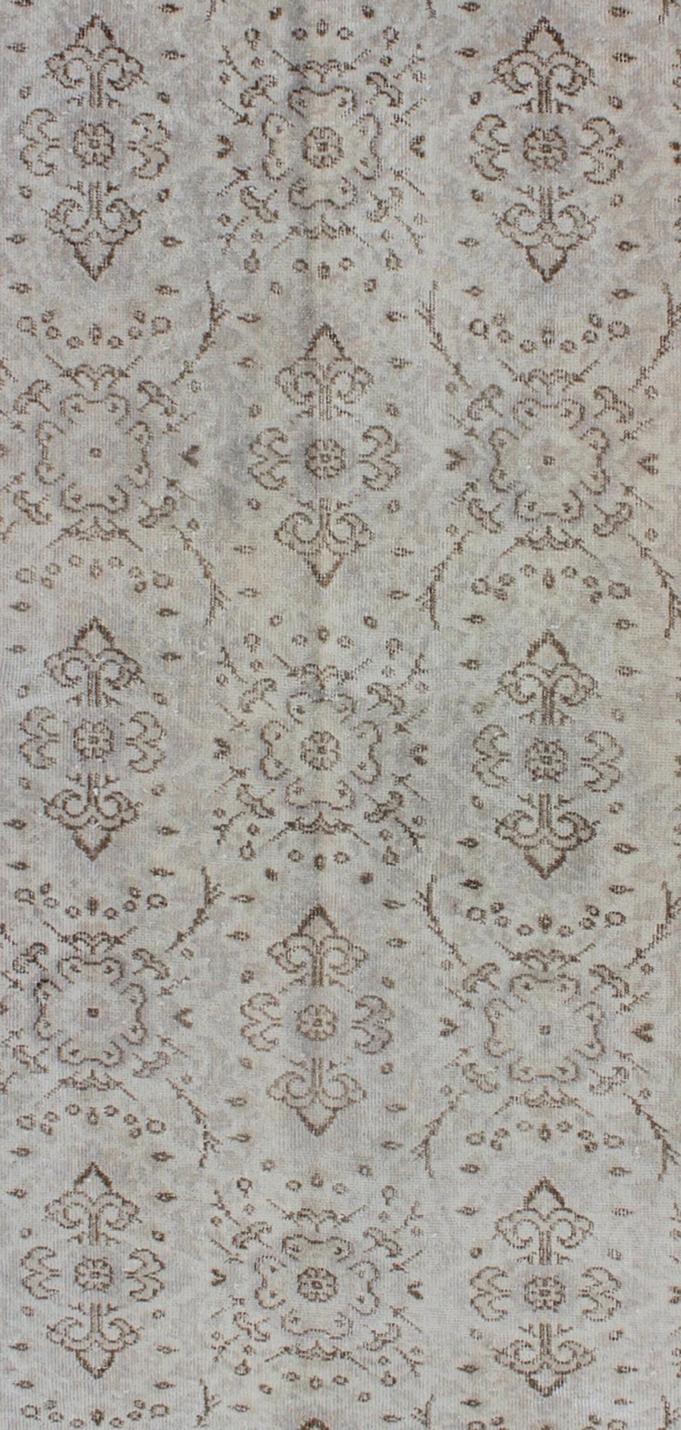 All - Over Design Vintage Turkish Oushak Rug in Shades of Cream and Taupe Measures: 3'7 x 7'0. Stylized all - over design vintage Turkish Oushak rug in shades of cream, Keivan Woven Arts / rug en - 140552, country of origin / type: Turkey / Oushak, ci... - Keivan Woven ArtsEN - 140552 - 6093Rug