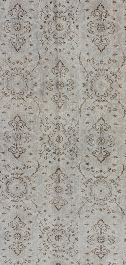 All - Over Design Vintage Turkish Oushak Rug in Shades of Cream and Taupe Measures: 3'7 x 7'0. Stylized all - over design vintage Turkish Oushak rug in shades of cream, Keivan Woven Arts / rug en - 140552, country of origin / type: Turkey / Oushak, ci... - Keivan Woven ArtsEN - 140552 - 6093Rug