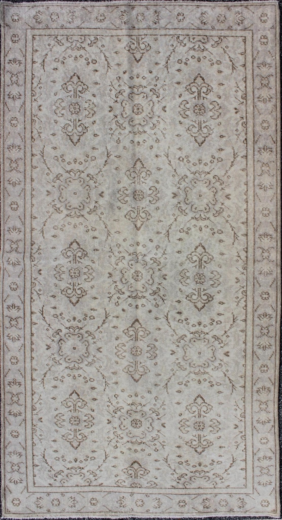 All - Over Design Vintage Turkish Oushak Rug in Shades of Cream and Taupe Measures: 3'7 x 7'0. Stylized all - over design vintage Turkish Oushak rug in shades of cream, Keivan Woven Arts / rug en - 140552, country of origin / type: Turkey / Oushak, ci... - Keivan Woven ArtsEN - 140552 - 6093Rug