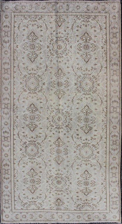 All - Over Design Vintage Turkish Oushak Rug in Shades of Cream and Taupe Measures: 3'7 x 7'0. Stylized all - over design vintage Turkish Oushak rug in shades of cream, Keivan Woven Arts / rug en - 140552, country of origin / type: Turkey / Oushak, ci... - Keivan Woven ArtsEN - 140552 - 6093Rug