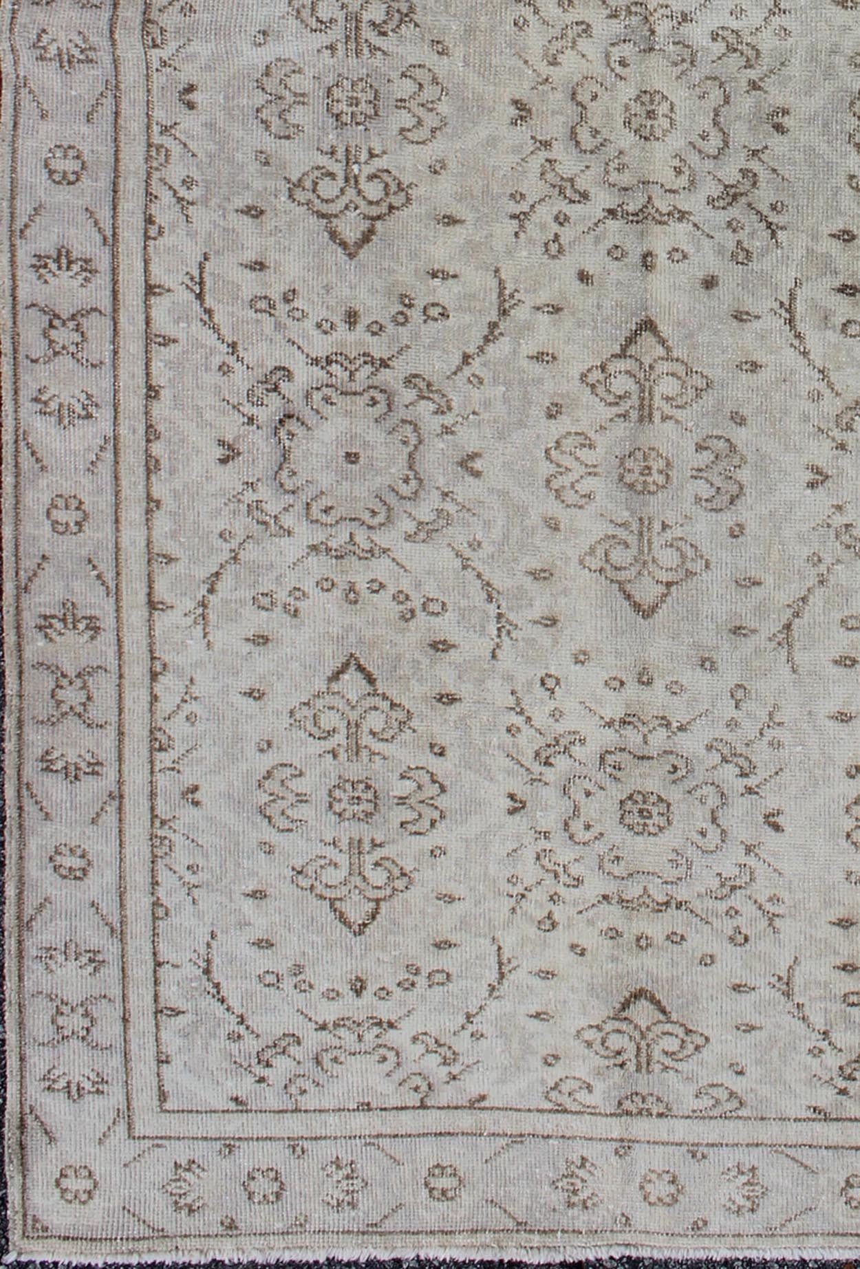 All - Over Design Vintage Turkish Oushak Rug in Shades of Cream and Taupe Measures: 3'7 x 7'0. Stylized all - over design vintage Turkish Oushak rug in shades of cream, Keivan Woven Arts / rug en - 140552, country of origin / type: Turkey / Oushak, ci... - Keivan Woven ArtsEN - 140552 - 6093Rug
