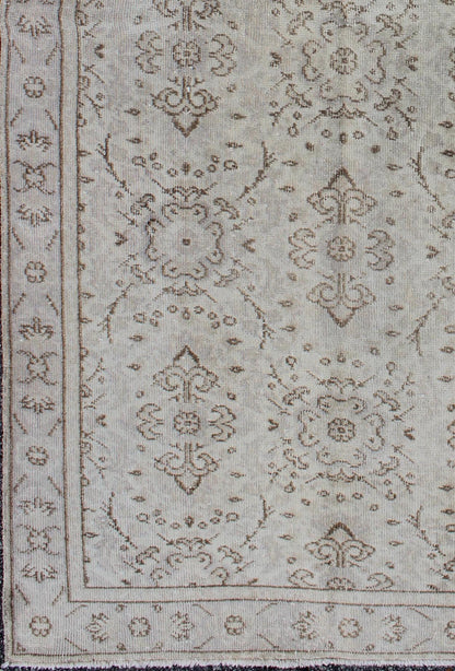 All - Over Design Vintage Turkish Oushak Rug in Shades of Cream and Taupe Measures: 3'7 x 7'0. Stylized all - over design vintage Turkish Oushak rug in shades of cream, Keivan Woven Arts / rug en - 140552, country of origin / type: Turkey / Oushak, ci... - Keivan Woven ArtsEN - 140552 - 6093Rug