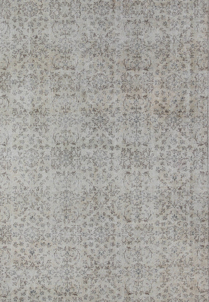 Keivan Woven Arts, En - 140556, 1950s Vintage Turkish Sparta Oushak Rug. Muted Oushak Turkish Vintage Rug with Beautiful, Intricate Floral Design, rug en - 140556, country of origin / type: Turkey / Oushak, circa 1940 The design of this beautiful vi... - Keivan Woven ArtsEN - 140556 - 6099Rug