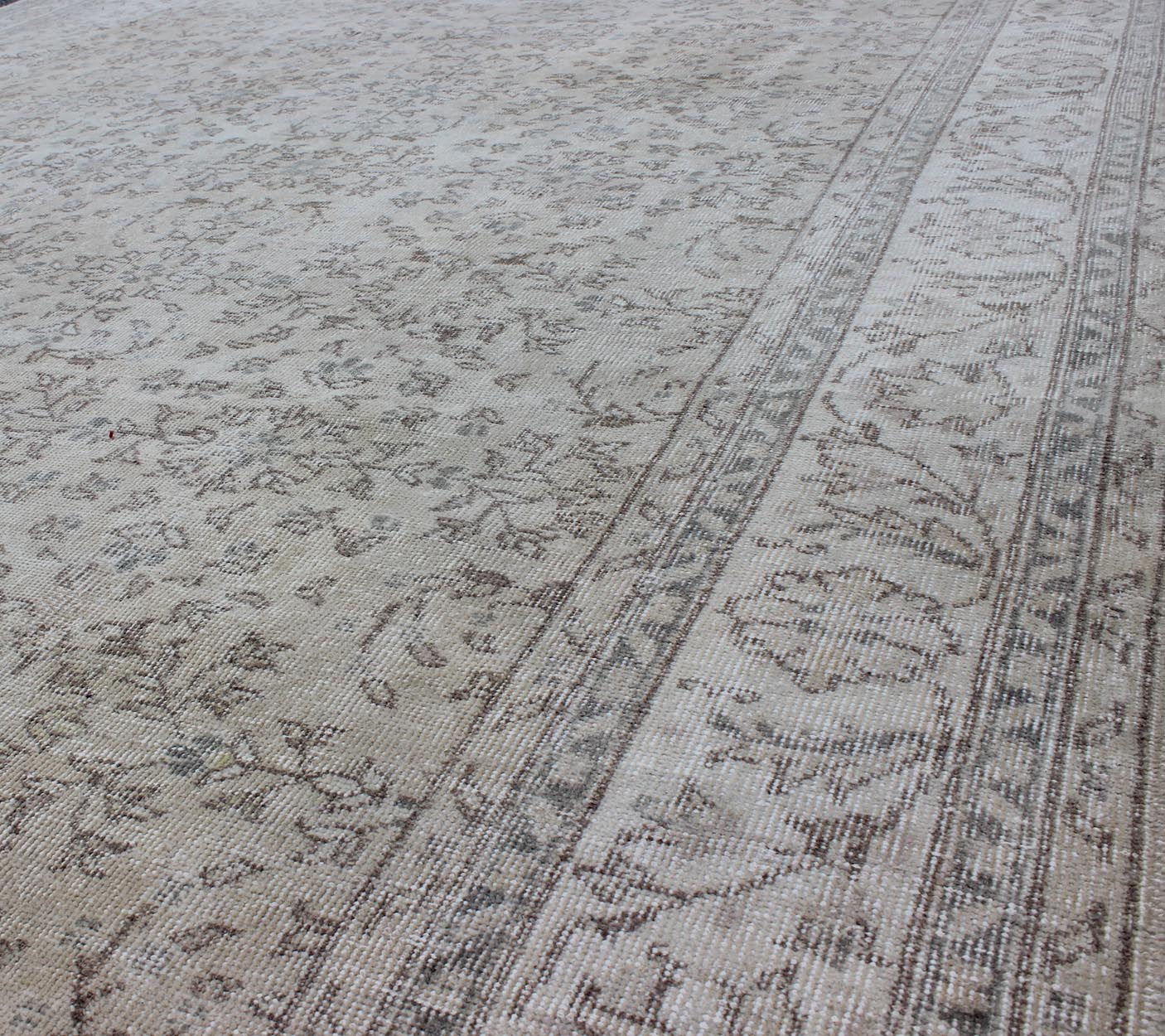 Keivan Woven Arts, En - 140556, 1950s Vintage Turkish Sparta Oushak Rug. Muted Oushak Turkish Vintage Rug with Beautiful, Intricate Floral Design, rug en - 140556, country of origin / type: Turkey / Oushak, circa 1940 The design of this beautiful vi... - Keivan Woven ArtsEN - 140556 - 6099Rug