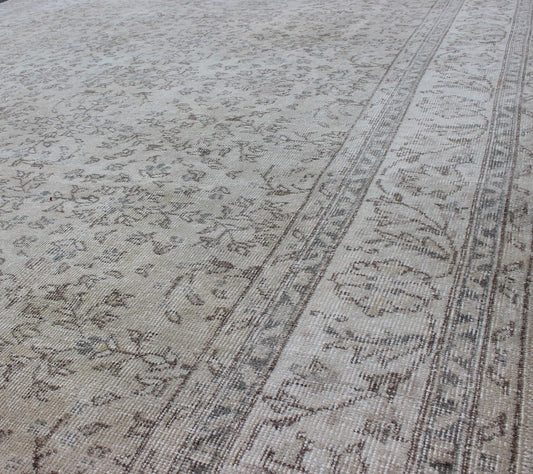 Keivan Woven Arts, En - 140556, 1950s Vintage Turkish Sparta Oushak Rug. Muted Oushak Turkish Vintage Rug with Beautiful, Intricate Floral Design, rug en - 140556, country of origin / type: Turkey / Oushak, circa 1940 The design of this beautiful vi... - Keivan Woven ArtsEN - 140556 - 6099