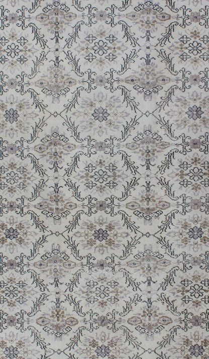 Midcentury gray - colored Turkish Oushak rug with stylized floral design, Keivan Woven Arts /rug en - 140563, country of origin / type: Turkey / Oushak, circa 1950 Stylized floral motifs are featured in a repeating all - over pattern on this vintage O... - Keivan Woven ArtsEN - 140563 - 5690Rug