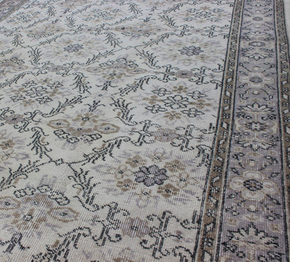 Midcentury gray - colored Turkish Oushak rug with stylized floral design, Keivan Woven Arts /rug en - 140563, country of origin / type: Turkey / Oushak, circa 1950 Stylized floral motifs are featured in a repeating all - over pattern on this vintage O... - Keivan Woven ArtsEN - 140563 - 5690Rug