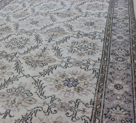 Midcentury gray - colored Turkish Oushak rug with stylized floral design, Keivan Woven Arts /rug en - 140563, country of origin / type: Turkey / Oushak, circa 1950 Stylized floral motifs are featured in a repeating all - over pattern on this vintage O... - Keivan Woven ArtsEN - 140563 - 5690Rug