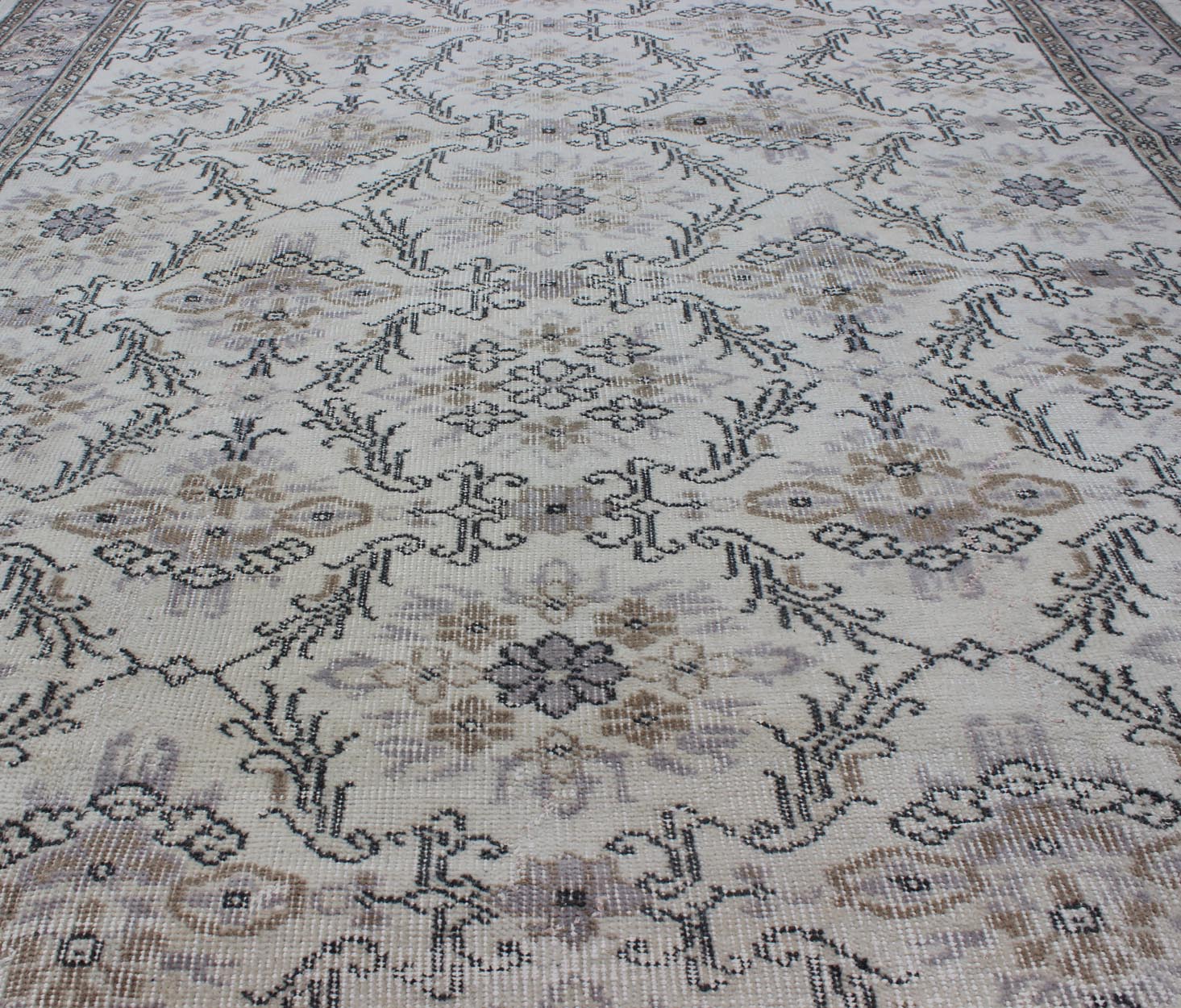 Midcentury gray - colored Turkish Oushak rug with stylized floral design, Keivan Woven Arts /rug en - 140563, country of origin / type: Turkey / Oushak, circa 1950 Stylized floral motifs are featured in a repeating all - over pattern on this vintage O... - Keivan Woven ArtsEN - 140563 - 5690Rug