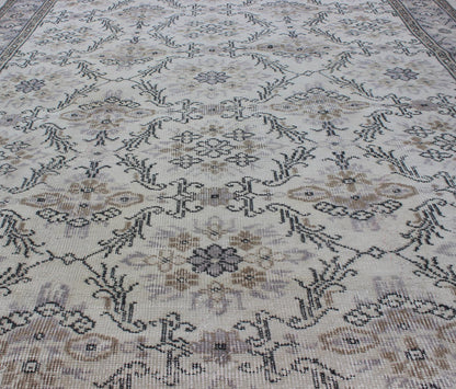 Midcentury gray - colored Turkish Oushak rug with stylized floral design, Keivan Woven Arts /rug en - 140563, country of origin / type: Turkey / Oushak, circa 1950 Stylized floral motifs are featured in a repeating all - over pattern on this vintage O... - Keivan Woven ArtsEN - 140563 - 5690Rug