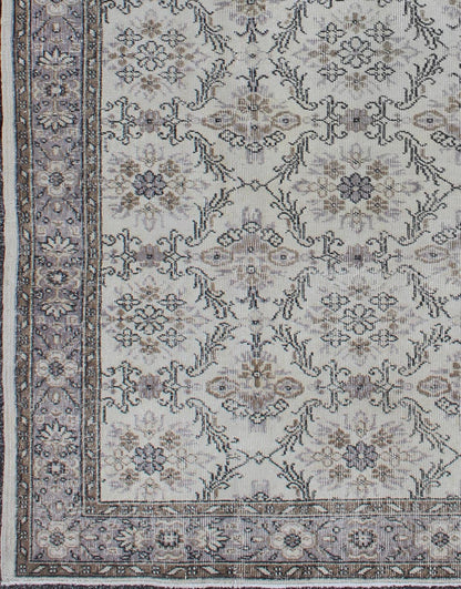 Midcentury gray - colored Turkish Oushak rug with stylized floral design, Keivan Woven Arts /rug en - 140563, country of origin / type: Turkey / Oushak, circa 1950 Stylized floral motifs are featured in a repeating all - over pattern on this vintage O... - Keivan Woven ArtsEN - 140563 - 5690Rug