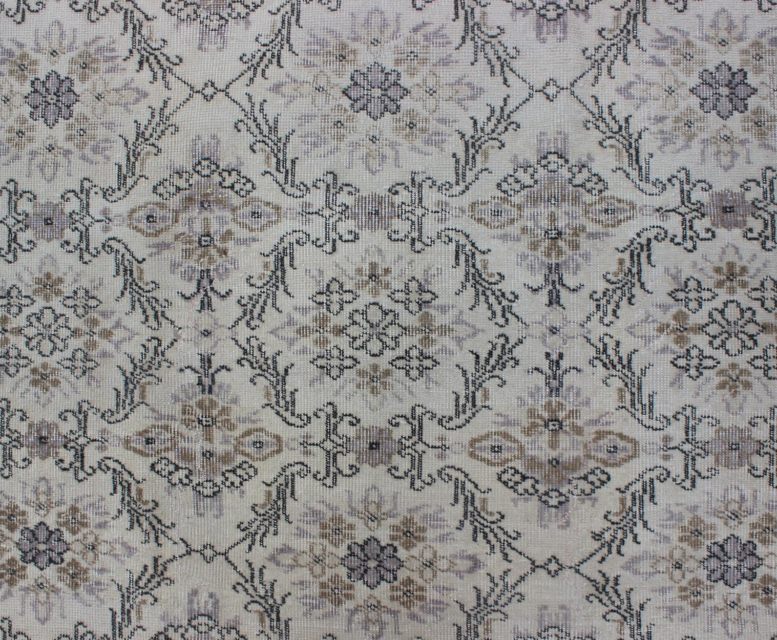 Midcentury gray - colored Turkish Oushak rug with stylized floral design, Keivan Woven Arts /rug en - 140563, country of origin / type: Turkey / Oushak, circa 1950 Stylized floral motifs are featured in a repeating all - over pattern on this vintage O... - Keivan Woven ArtsEN - 140563 - 5690Rug