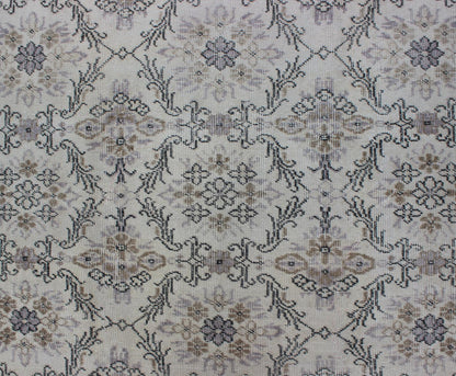 Midcentury gray - colored Turkish Oushak rug with stylized floral design, Keivan Woven Arts /rug en - 140563, country of origin / type: Turkey / Oushak, circa 1950 Stylized floral motifs are featured in a repeating all - over pattern on this vintage O... - Keivan Woven ArtsEN - 140563 - 5690Rug