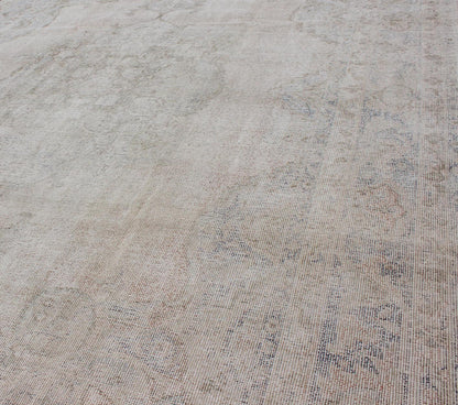 Muted Vintage Turkish Oushak Rug with Distinctive Medallion and Floral Designs Classical designs and muted colors are hallmarks of Oushak carpets. In this rare vintage Oushak from 1940s Turkey, a distinctive medallion pattern is framed by ornate... - Keivan Woven ArtsEN - 140593 - 6107Rug